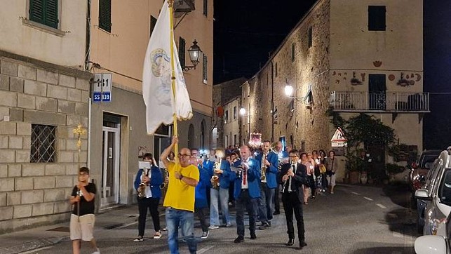 La processione mentre percorre il centro storico